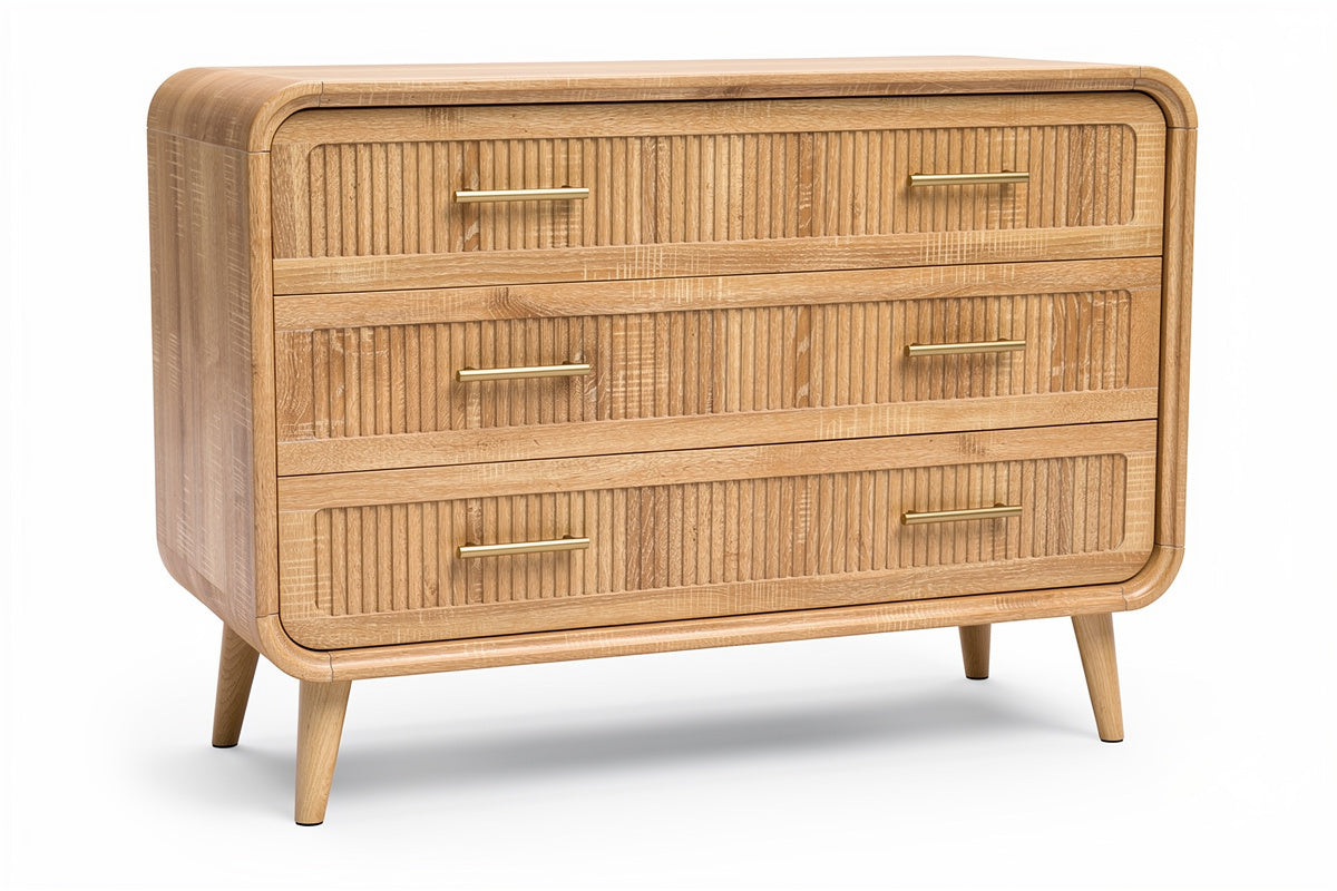 **Moderne houten ladekast met drie lades en gouden handvatten**